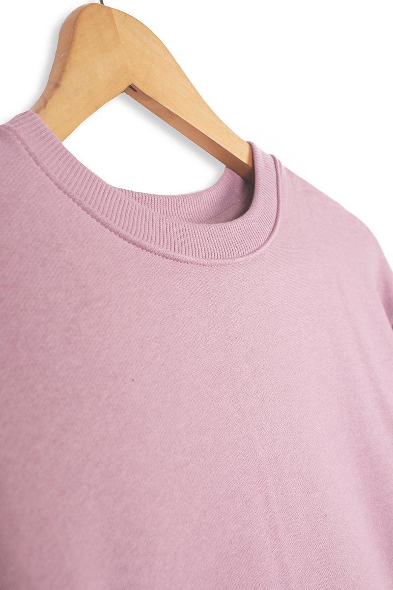 Ribbed collar detailing of men's organic cotton sweatshirt in pink.